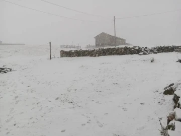 Bayburt’un yüksek kesimlerine kar yağdı

