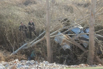 Bayramiç’te dere yatağına uçan otomobildeki 2 kişi hayatını kaybetti
