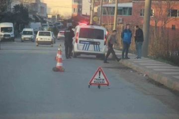 Bayramiç’te motosiklet yayaya çarptı: 3 kişi metrelerce savruldu
