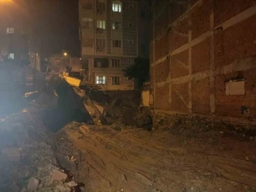 Bayrampaşa’da binanın istinat duvarı çökünce vatandaşlar iftarı sokakta yaptı
