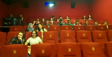 Beldede yaşayıp hiç sinemaya gitmeyen 40 öğrenci sinema keyfi yaşadı
