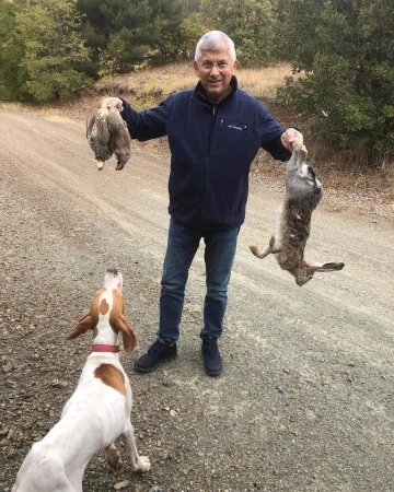 Belediye Başkanı, avladığı tavşan ve kekliklerle poz verdi
