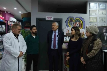 Belediye Başkanı Karalar, Atatürk’e hakaret edilen veteriner kliniğini ziyaret ederek, “yalnız değilsiniz” mesajı verdi
