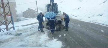 Belediye ekiplerinin kar altındaki zorlu çalışması
