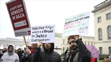 Berlin'de öğrenciler Gazze'de soykırımın durdurulması talebiyle gösteri yaptı