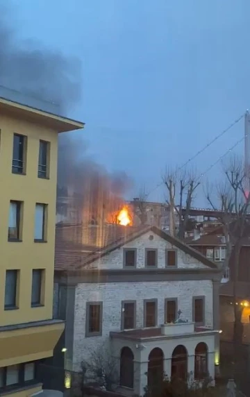 Beşiktaş’ta ahşap binada yangın
