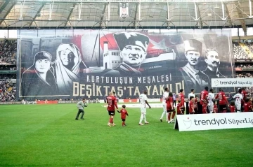 Beşiktaş tribünlerinden ’19 Mayıs’ pankartı
