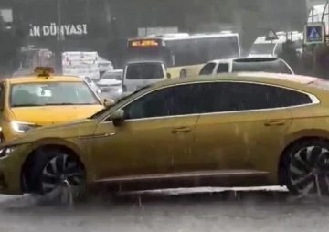 Beykoz’da sağanak yağış etkili oldu: Sürücüler zor anlar yaşadı
