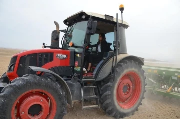 Beylikova’nın kadın Kaymakamı Eroğlu traktör başına geçti 4 milyon metrekare tarım arazisine hububat ekimi başladı
