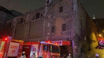 Beyoğlu’nda Ermeni Kilisesi’nin lojmanı alev alev yandı: 2 yaralı
