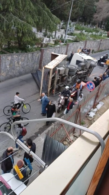 Beyoğlu’nda kamyon aşırı yük nedeniyle yan yattı
