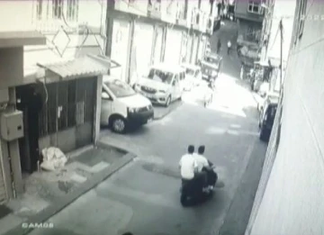 Beyoğlu’nda polis-torbacı kovalamacası kamerada: Uyuşturucu dolu paketi atıp kaçmaya çalıştı

