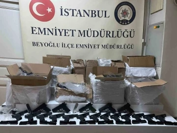 Beyoğlu polisinden silah operasyonu: Otopark ofisinde onlarca silah ele geçirildi
