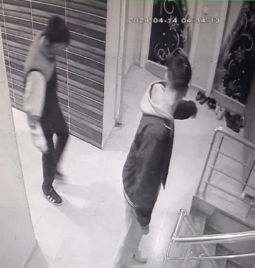 Bilecik’te ayakkabı hırsızları güvenlik kamerasına yakalandı
