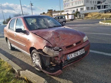 Bilecik’te otomobil ile tırın çarpışması sonucu 2 kişi yaralandı
