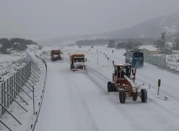 Bingöl’de karayolları ekiplerinin karla mücadelesi
