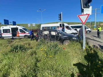 Bingöl’de otomobil ile minibüs çarpıştı: 9 yaralı
