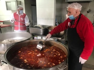 Bingöl’de Ramazan ayında Türk Kızılayın kazanları, ihtiyaç sahipleri için kaynıyor
