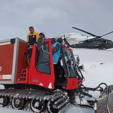 Bingöl’de tipide dağlık alanda mahsur kalan avcılar helikopterle kurtarıldı
