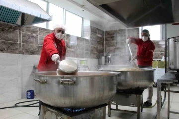 Bingöl’de Türk Kızılayı, Ramazan ayında ihtiyaç sahipleri için sıcak yemekler pişiriyor
