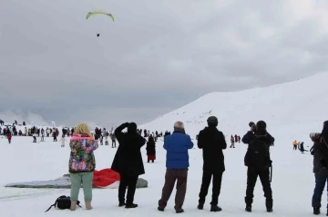 Bingöl’deki kayak merkezinde, paraşütçüler fotoğrafçılar için uçuş yaptı
