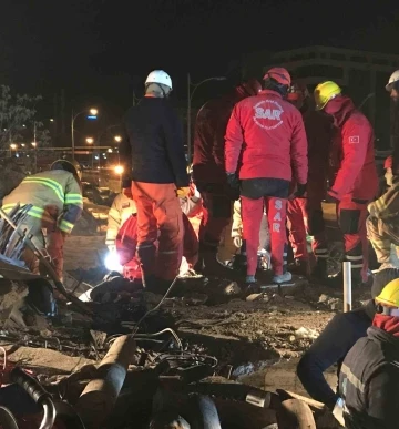 Bingöl SAR ekipleri, 7 kişiyi enkazdan sağ çıkardı

