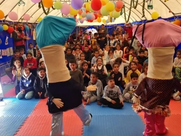 Bingöl’ün tiyatro ekibi, Adıyaman’daki çadır kentte çocukları eğlendirdi

