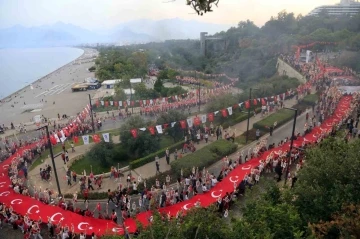 Binlerce kişi 400 metrelik Türk bayrağı eşliğinde yürüdü
