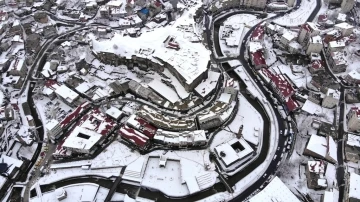 Bitlis’in karla bütünleşen tarihi güzellikleri mest ediyor
