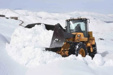 Bitlis’te karla mücadele çalışması devam ediyor
