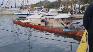 Bodrum Limanı’nda bağlı tur teknesi battı