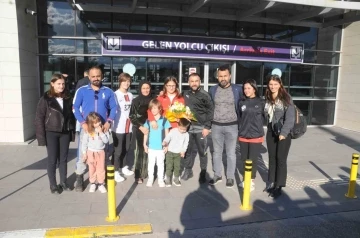 Boksta Avrupa 2.’si olan milli sporcu Yalgettekin, Cizre’de çiçeklerle karşılandı
