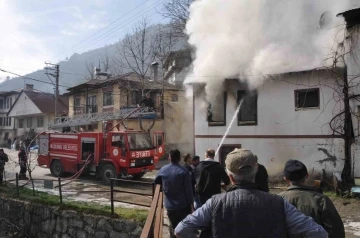 Bolu’da korkutan yangın, alevler yan eve sıçradı
