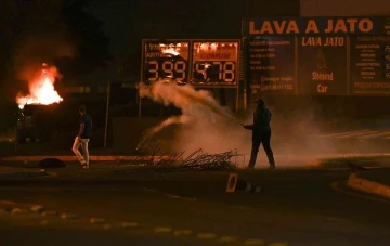 Brezilya’da Bolsonaro destekçileri, park halindeki araçları ateşe verdi

