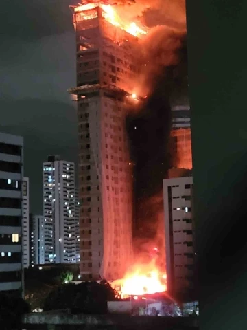 Brezilya’da inşaat halindeki 33 katlı binayı alevler sardı
