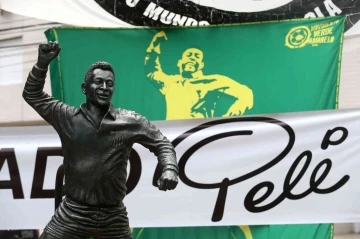 Brezilya efsane futbolcu Pele'ye veda ediyor