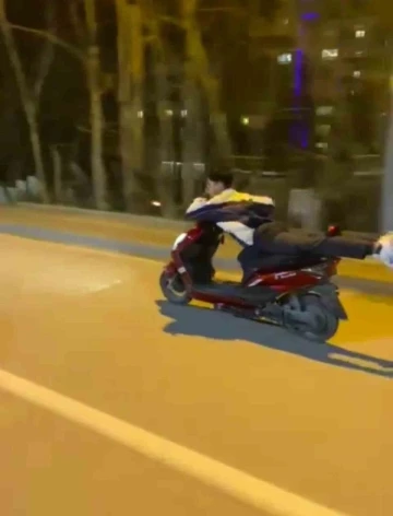 Bursa'da motosikletin üzerine uzanan genç, canını hiçe saydı