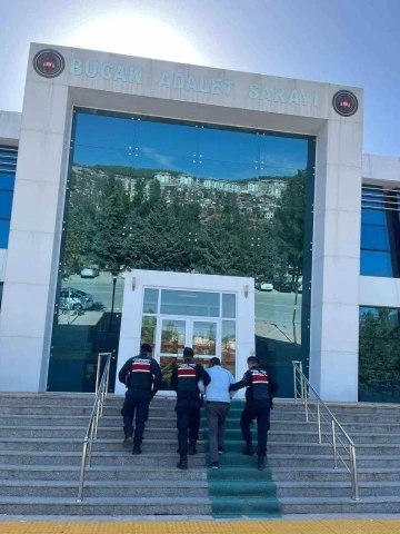 Burdur’da kesinleşmiş hapis cezası bulunan 7 firari yakalanarak cezaevine gönderildi

