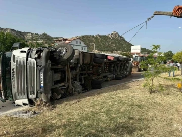 Burdur’da tomruk yüklü kamyon devrildi, yol trafiğe kapandı
