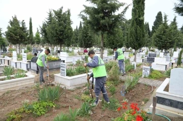 Burhaniye Belediyesi mezarlıkları bayram için hazırladı
