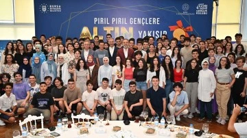 Bursa Büyükşehir Belediye Başkanı Aktaş başarılı öğrencileri ödüllendirdi 