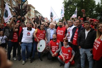 Bursa Büyükşehir Belediye Başkanı Mustafa Bozbey, 1 Mayıs'ı işçilerle yürüyerek kutladı 