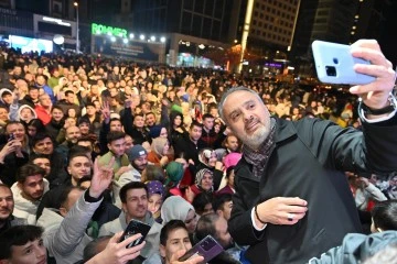 Bursa Büyükşehir Belediye Başkanı ve Adayı Alinur Aktaş'ın 'Gece Döneri' davetine gençler büyük ilgi gösterdi 