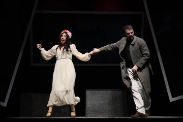 Bursa Büyükşehir Belediyesi Şehir Tiyatrosu, ’39 Basamak’ adlı oyununun prömiyerine yoğun ilgi 