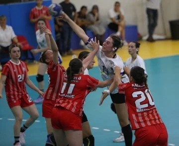Bursa Büyükşehir Belediyespor Kadın Hentbol Takımı Süper Lig'e galibiyetle başladı 