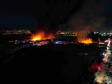 İnegöl'de 10 fabrikaya sıçrayan yangın gece havadan görüntülendi
