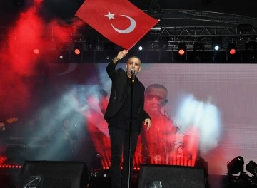 Bursa'da 19 Mayıs kutlamaları Haluk Levent konseriyle sona erdi 