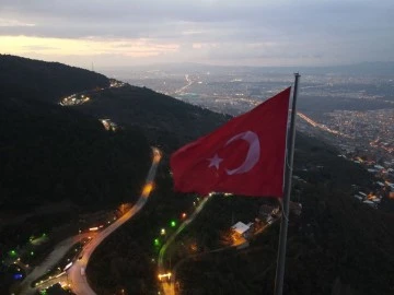 Bursa'da 600 metrekarelik Türk bayrağı göklere çekildi