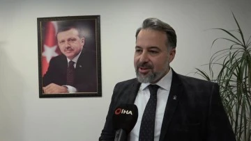 Bursa'da kendisi AK Parti'den babası Erzincan CHP'den milletvekili aday adayı oldu