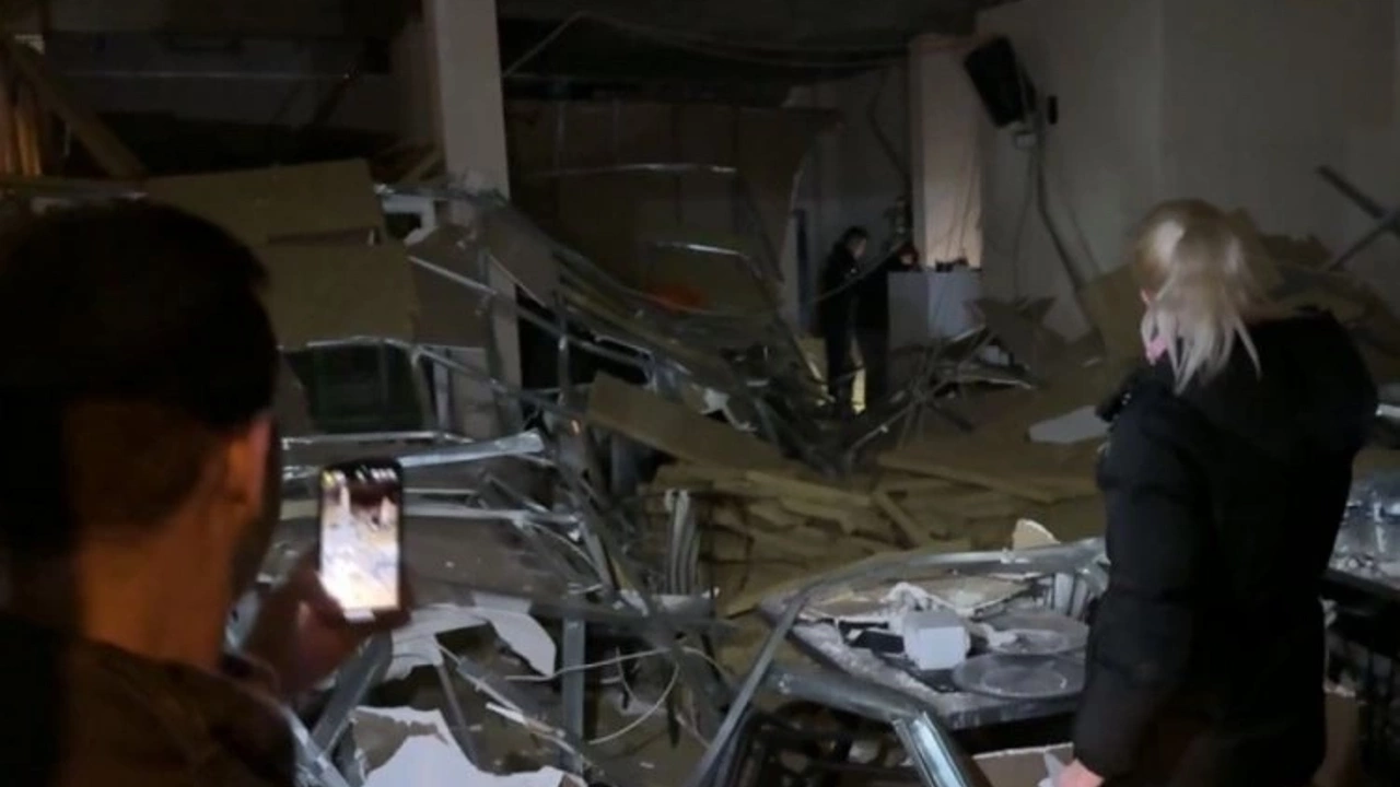 Bursa'da bir kafenin tavanı çöktü
